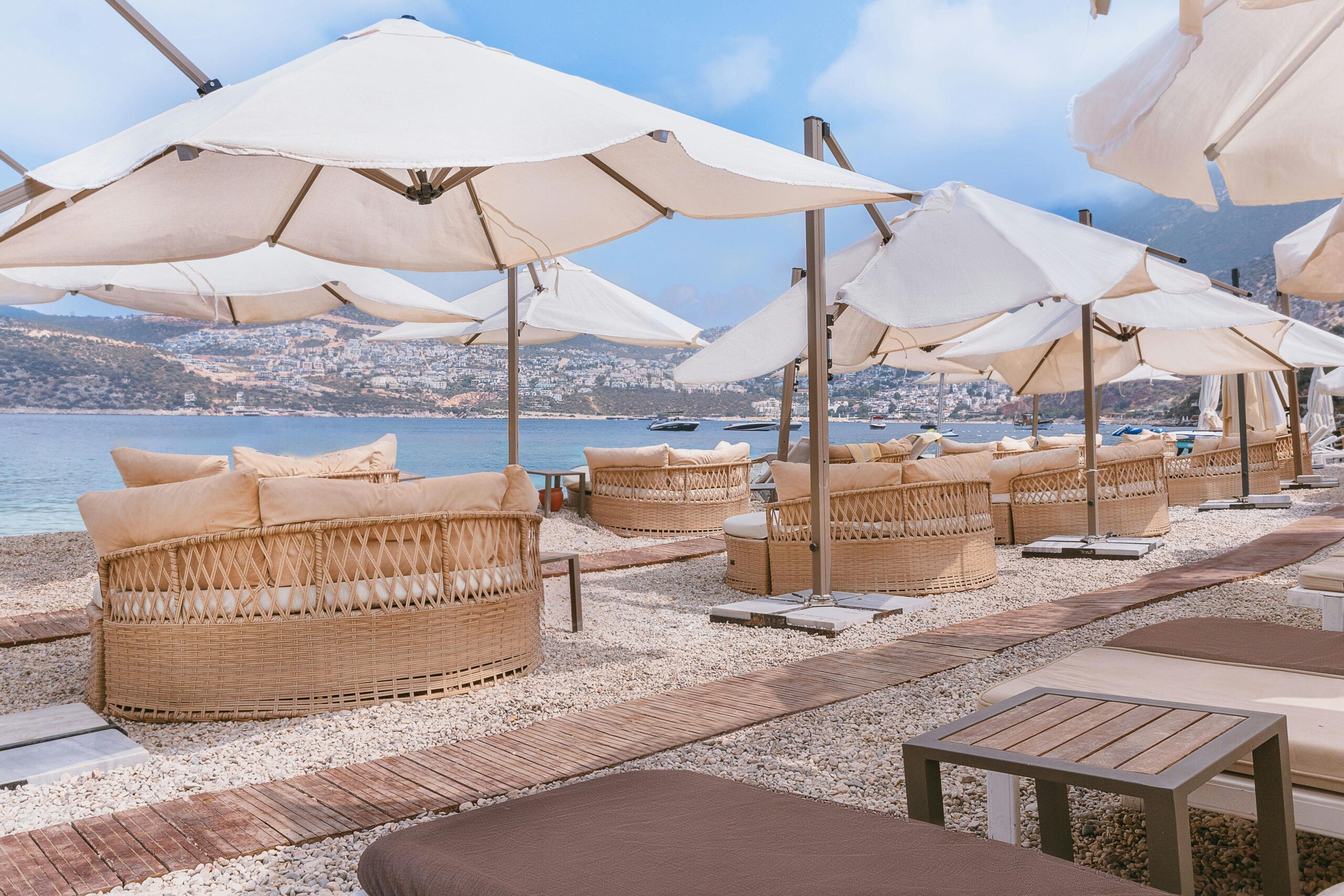 Beach Bar Assistant Manager Qatar Luxury Hotel Recruit for Africa